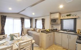 Elegant 2 Bed 1 And Half Bath Caravan In Holiday Resort Village